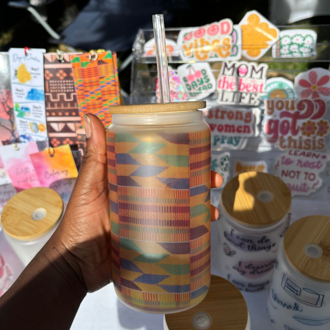 Libbey Glas mit Kente Design - Afrikanisch inspiriertes Trinkglas mit Bambusdeckel - Perfekt für Eiskaffee & Smoothies