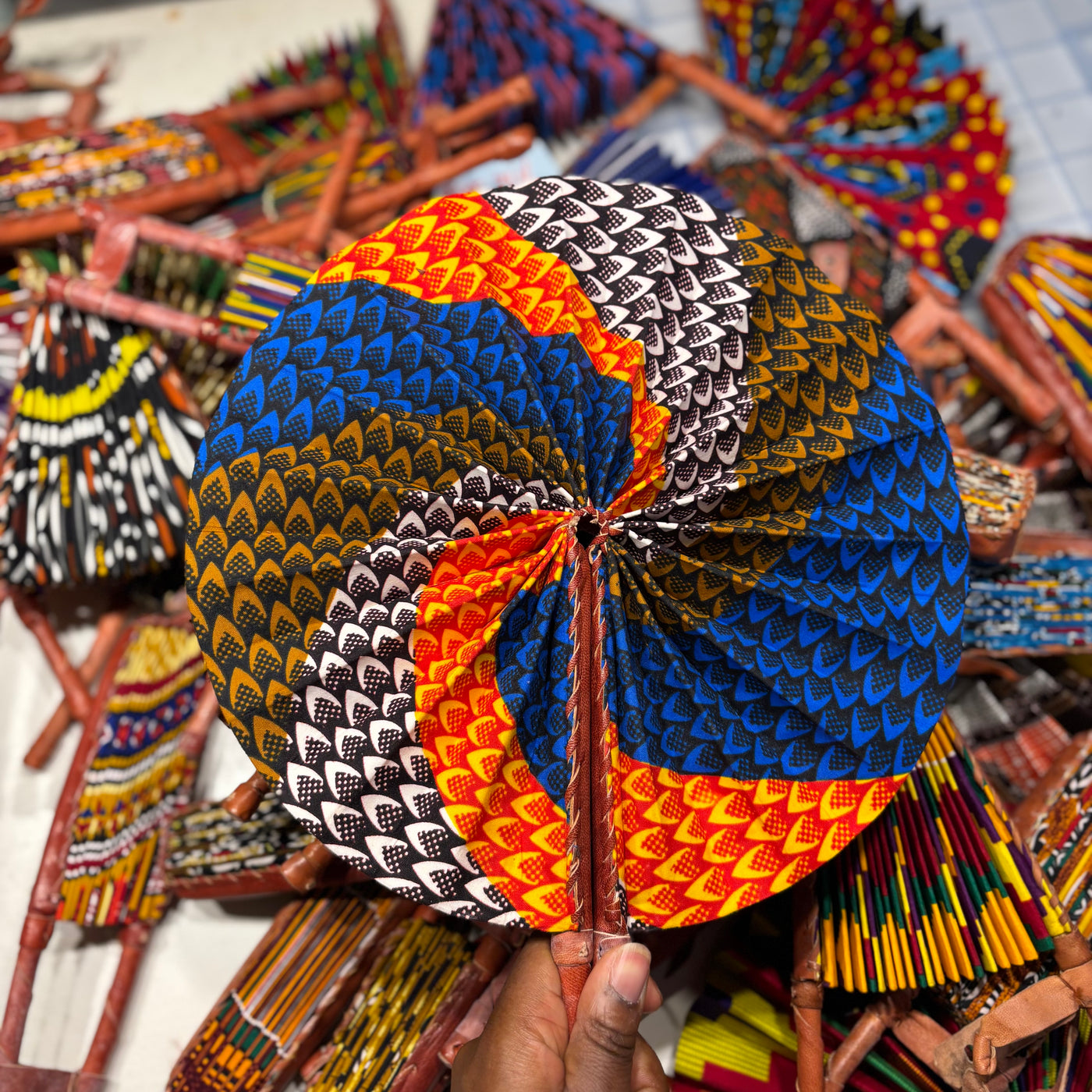 Westafrikanischer Handfächer - Farbenfroher Stofffächer mit Ledergriff - Einzigartiges Geschenk aus Ghana