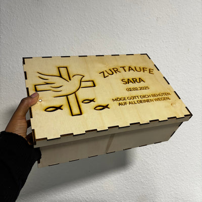 Personalisierte Holzkiste zur Taufe - Erinnerungsbox mit Namen & Datum - Geschenk zur Geburt & Taufe