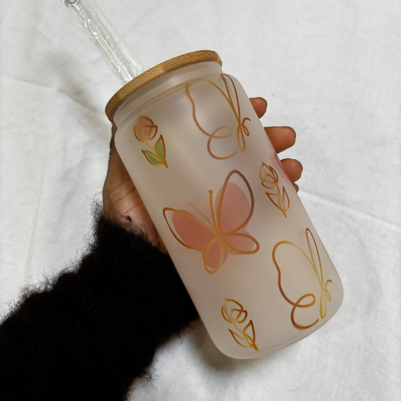 Libbey Glas Tasse - Iced Coffee Glas mit Namen & Bambusdeckel - Geschenk für Kaffeliebhaber | Schmetterling Design